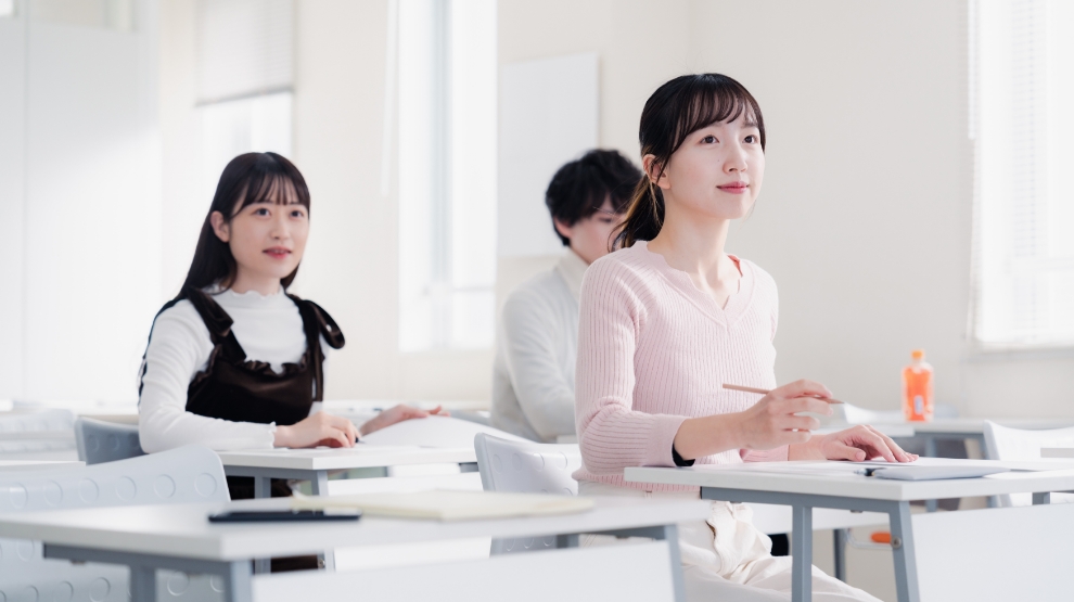 教室で授業を受ける生徒たち